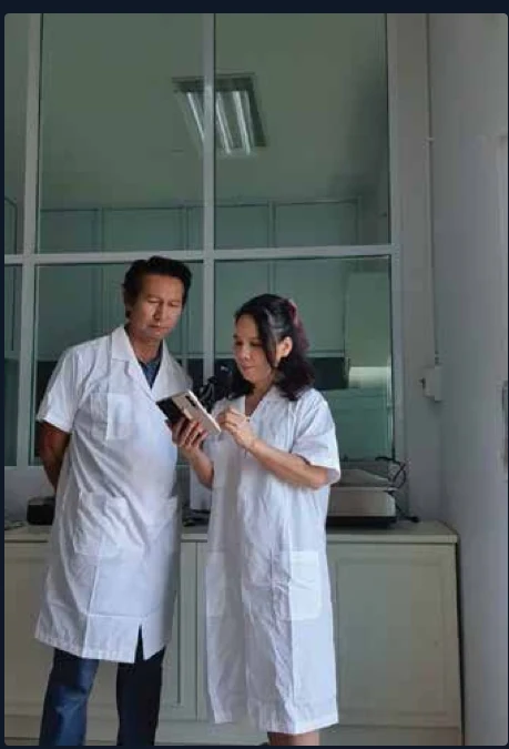 ทีมควบคุมคุณภาพตรวจสอบผลิตภัณฑ์ในห้องปฏิบัติการ